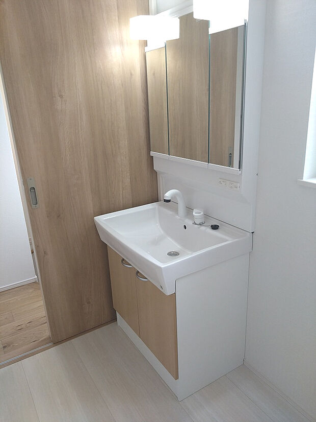 シャワー水栓の三面鏡付き独立洗面化粧台！2階に水廻りが集約されており、効率よく家事が行えます。