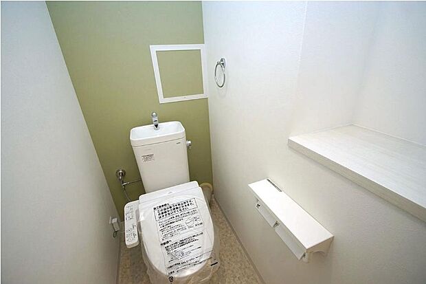 快適な温水洗浄便座付のトイレ！棚にはペーパー類のストックや、トイレ掃除の道具など収納できます。
