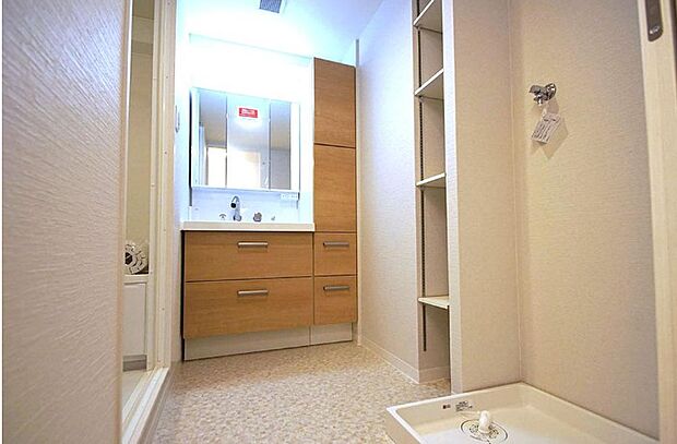 大きく見やすい三面鏡付き独立洗面化粧台！たっぷりの収納力を設けた洗面室で快適な暮らしを。