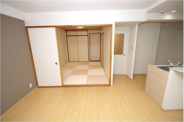 2WAYの和室は、客間としても活用可能！リビングに馴染むよう、縁なしのカラー畳を採用しています。