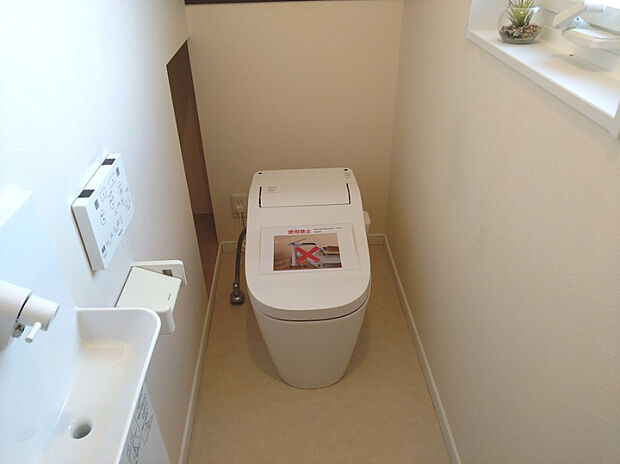 寒い冬でも快適な温水洗浄便座付トイレ。見た目もスッキリ！お掃除も楽々なタンクレストイレです。