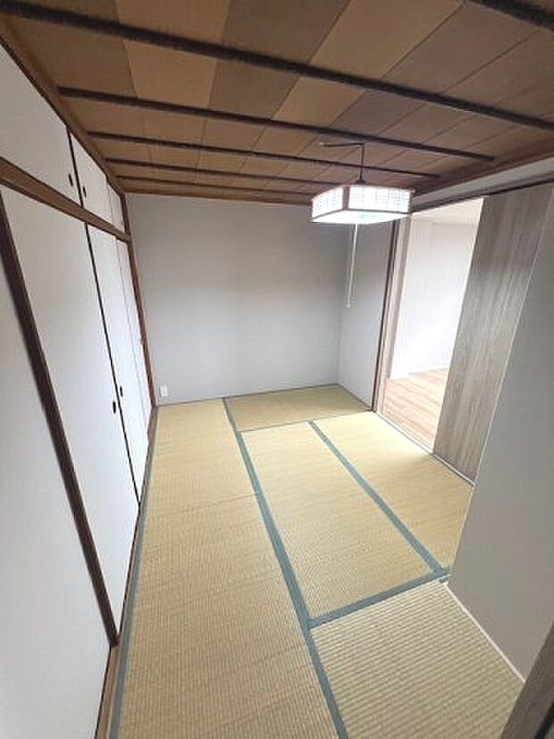 和室5.5帖の壁一面には収納をご用意！お部屋が片付き、居住空間を有効的にご活用いただけます。