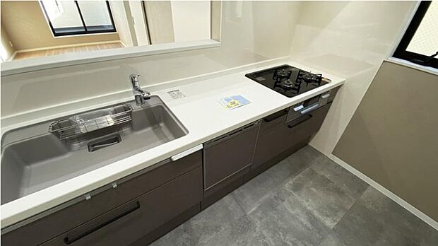 食洗機や3口コンロ、広々シンク搭載の使いやすいシステムキッチン！フロアタイルがオシャレな空間を演出。