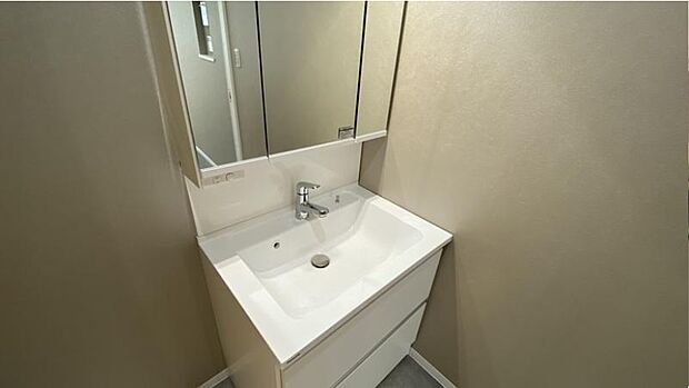大きく見やすい三面鏡付き独立洗面化粧台！キッチン後ろに洗面室があるので、家事動線スムーズです。