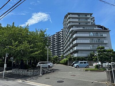 外観：南海高野線の急行停車駅「北野田」駅まで徒歩8分！ロータリーに面して大きな商業施設もあり、お買物に便利。