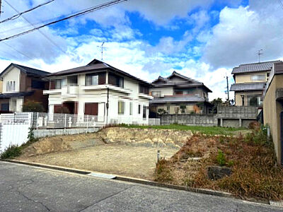 外観：スーパーやコンビニなどの生活利便施設が徒歩圏内に充実！小中学校や公園も近く、子育てファミリーにも嬉しいエリアです。（2024年12月23日撮影）