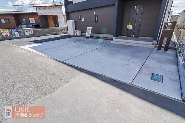 【駐車スペース】現地完成写真。ゆったりとした駐車スペースです。