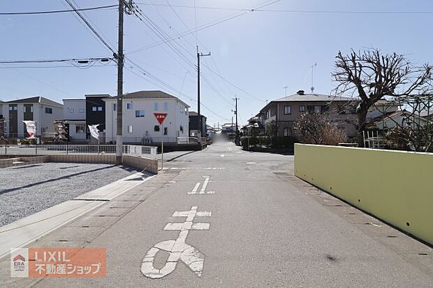 【前面道路】現地完成写真。道幅や駐車など、ご確認ください。