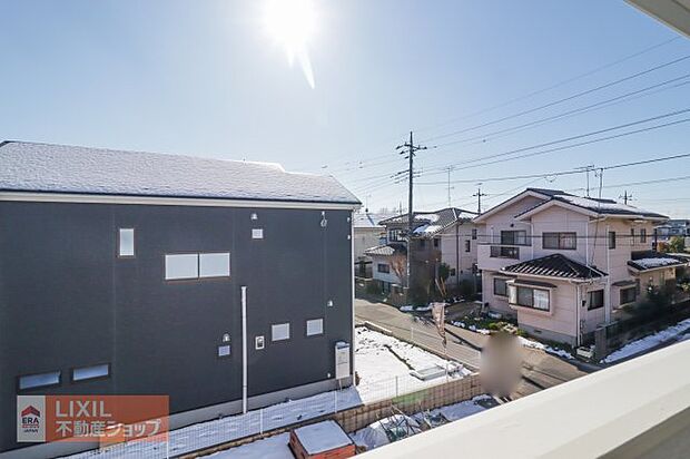 【建物からの眺望】現地完成写真。バルコニーからの景色。十分な間隔が確保されております。