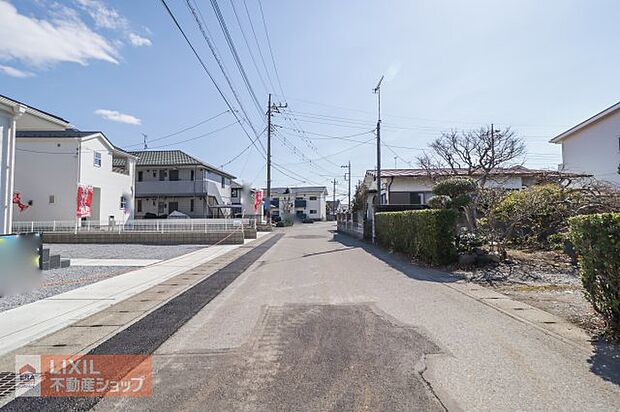 【前面道路】現地完成写真。道幅や駐車など、ご確認ください。