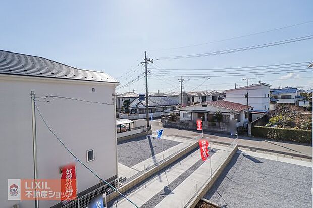 【建物からの眺望】現地完成写真。バルコニーからの景色。十分な間隔が確保されております。