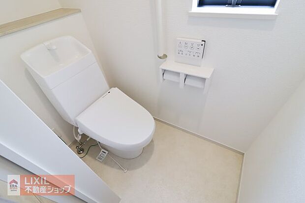 【トイレ】現地完成写真。温水洗浄暖房便座付き。