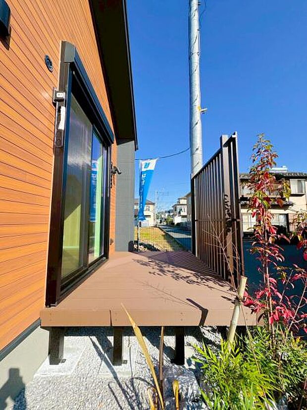 ウッドデッキ付き