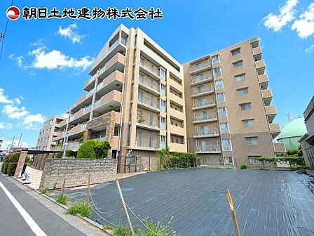 区立芦花小学校・芦花中学校がともに徒歩圏内にあり、子育て世代にも安心して選べる教育環境が整っています。