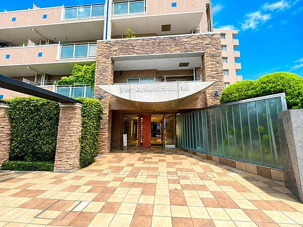 築23年を経てもなお、緑豊かな街並みに調和する落ち着いた佇まい。長く愛される住まいの魅力です。