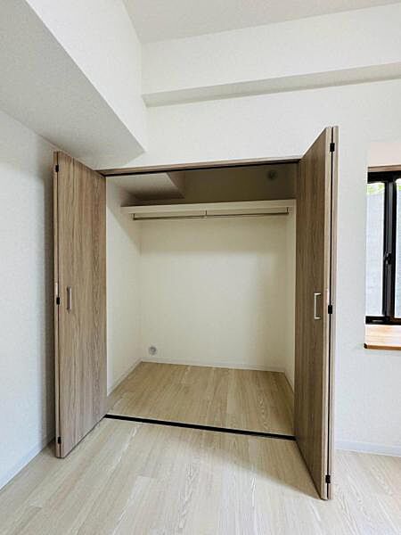 衣類を美しく整理できる便利な収納空間