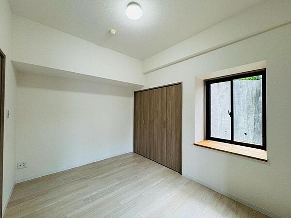 おうち時間に彩を。素敵な居室空間です。