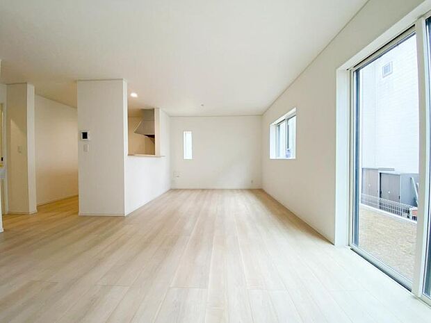 前面道路含む外観写真