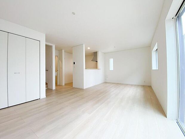 前面道路含む外観写真