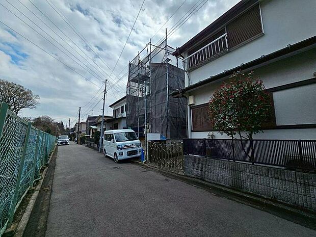 前面道路含む現地外観写真