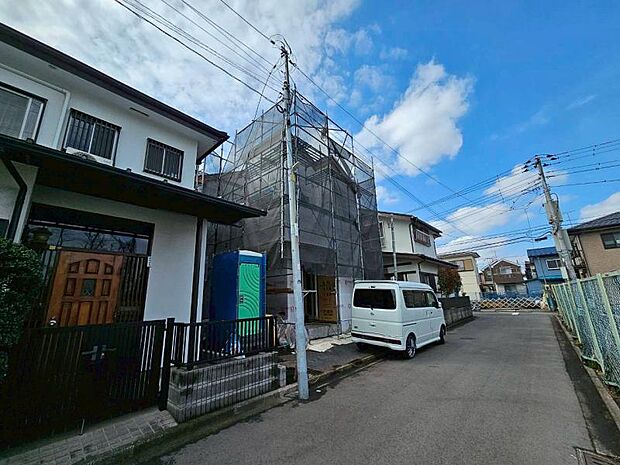 前面道路含む現地外観写真