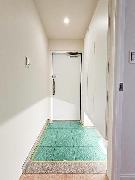 明るく開放感ある玄関が、室内へと続く上質な空間を演出します。