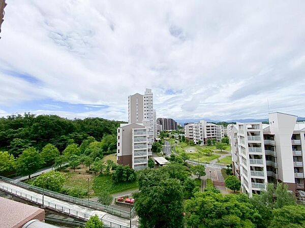 暮らしやすさを高める、キッチン近くの便利な収納設計。
