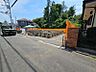外観：前面道路含む現地外観