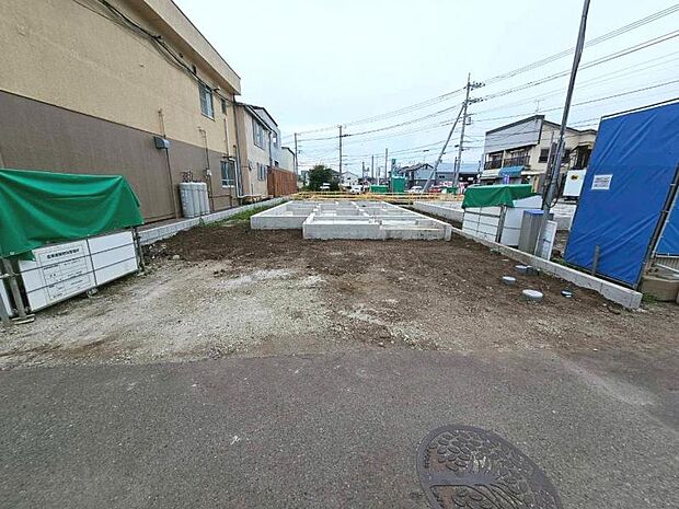 前面道路含む現地外観写真