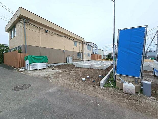 前面道路含む現地外観写真