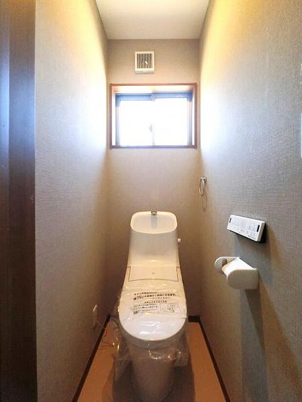 トイレに窓があるのは換気などに便利です。