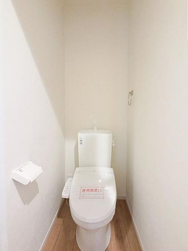 トイレは、洗浄機能を標準完備、清潔な空間が印象的です。