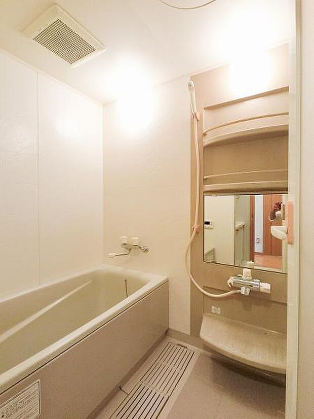 広々とした浴室は一日の疲れを癒す大切な空間。足を延ばしてゆっくりお寛ぎください。