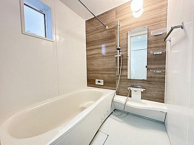 落ち着きのあるツートンの壁色やストレートタイプの浴槽、換気乾燥暖房機など快適なバスタイムを過ごせます。