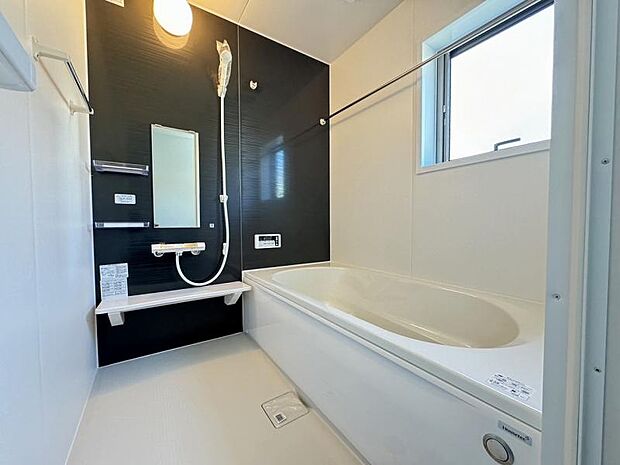 清潔感のある浴室は、ゆったり寛ぎ、癒しの空間。湯船につかり日々の疲れを癒します。
