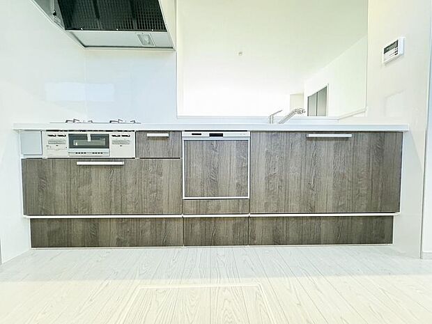 多彩でゆとりある収納設計が、快適なクッキングと美しいキッチン空間を演出します。