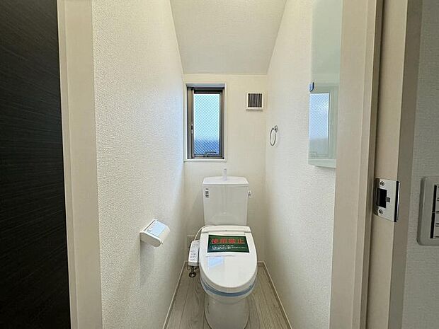 2階トイレは、洗浄機能を標準完備、清潔な空間が印象的です。
