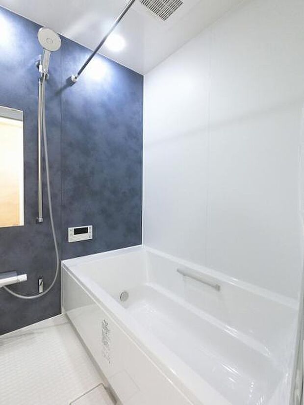落ち着きのあるツートンの壁色やストレートタイプの浴槽など快適なバスタイムを過ごせます。