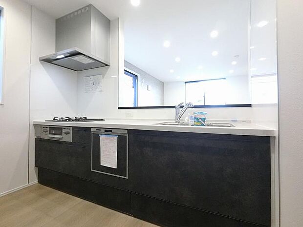 多彩でゆとりある収納設計が、快適なクッキングと美しいキッチン空間を演出します。