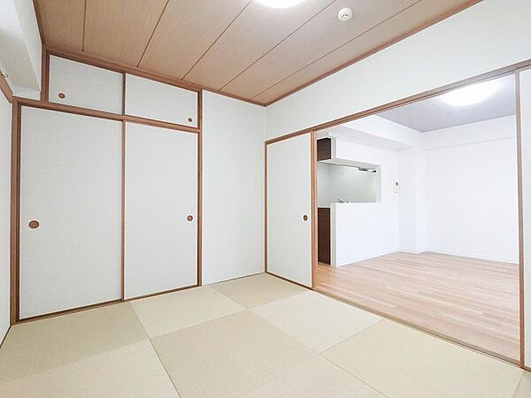 やっぱりホッとする和室。ちょっとしたときにゴロゴロしたいですね。
