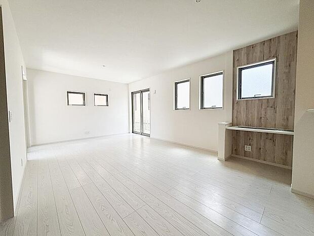 食事中の会話も、リビングでの寛ぎの時間も、やはり明るいお部屋が良いですよね