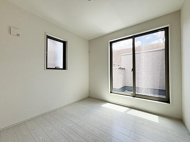 広々とした主寝室は、2面採光により、陽射しがたっぷりと射し込みます。