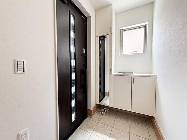 収納力豊富なシューズクローゼットもある清潔感があふれる玄関です。