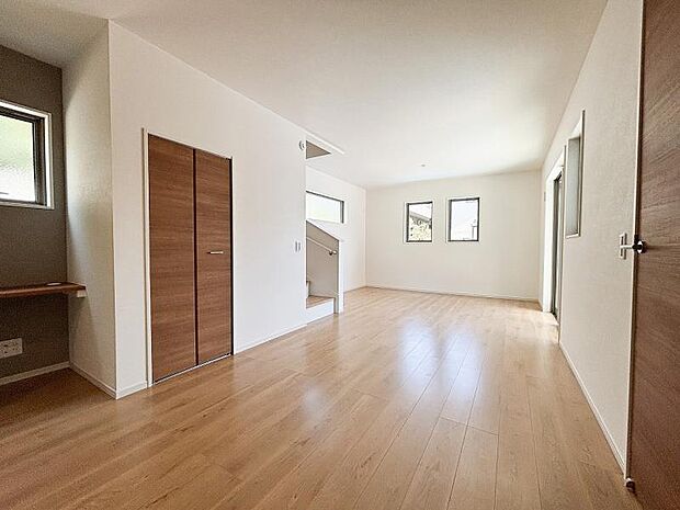 食事中の会話も、リビングでの寛ぎの時間も、やはり明るいお部屋が良いですよね