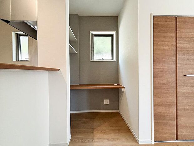 リビングに便利なスタディコーナーを設置。お子様のお勉強や、ちょとした作業に便利