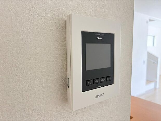 小さなテレビ画面のようなモニターが付いており、訪問者をすぐ確認することができます。