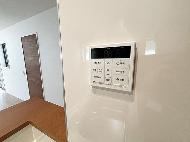 給湯機器を操作できるリモコン。 離れたところからお風呂を沸かしたり、乾燥等を操作できます。