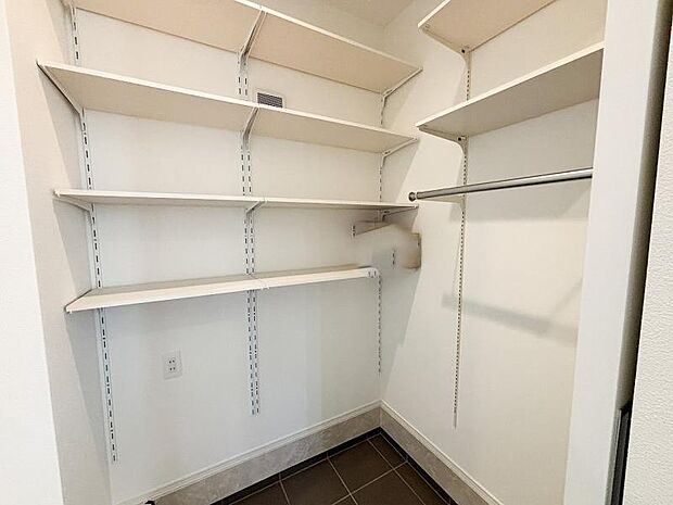 シューズクロークは、靴はもちろん、雨具・ベビーカー・自転車の空気入れなども納められます。