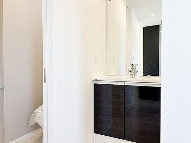 玄関ホールに洗面台があるのも嬉しいポイントです。
