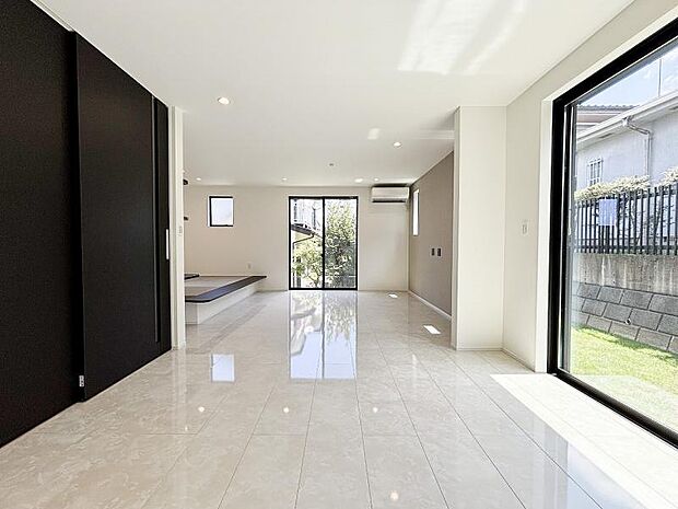 お店で見掛けた「あの家具」でも自由に配置できるゆとりのリビング空間。